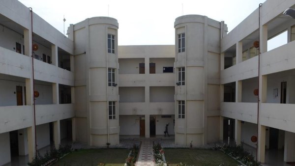 छात्राओं के कमरे से मिली आपत्तिजनक सामग्री छात्राओं के कमरे से मिली आपत्तिजनक सामग्री