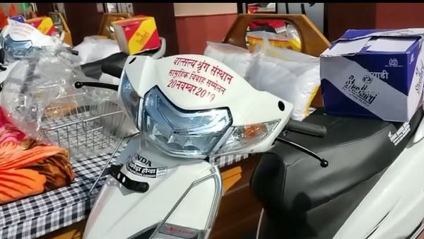 परिवहन निरीक्षक अनिल तिवाड़ी ने बांटे हेलमेट