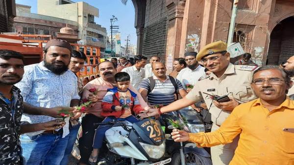 हिन्दू-मुस्लिम लोगों ने एक-दूसरे को गुलाब का फूल भेंटकर किया अयोध्या फैसले का स्वागत