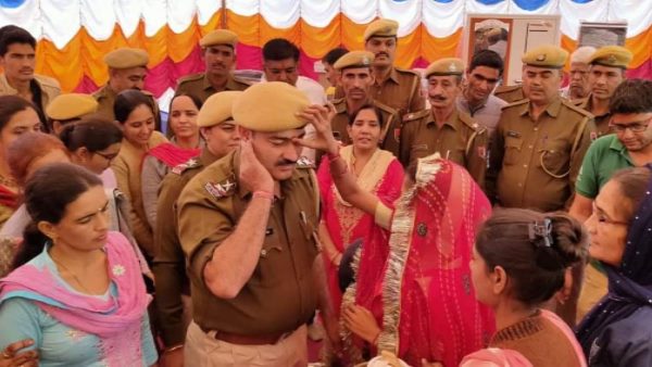 एक बारगी चौंक गए लोग