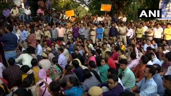 पुलिसवाले मानने को तैयार नहीं