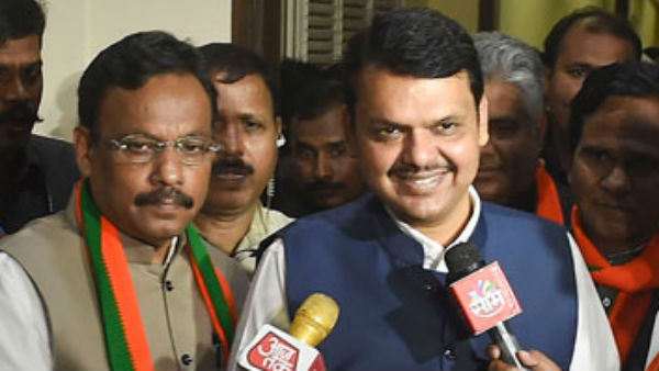 महाराष्ट्र में भी चल रहा है सियासी ड्रामा 