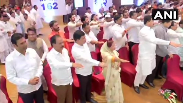 विधायकों को पार्टी नेताओं के नाम की दिलाई गई शपथ