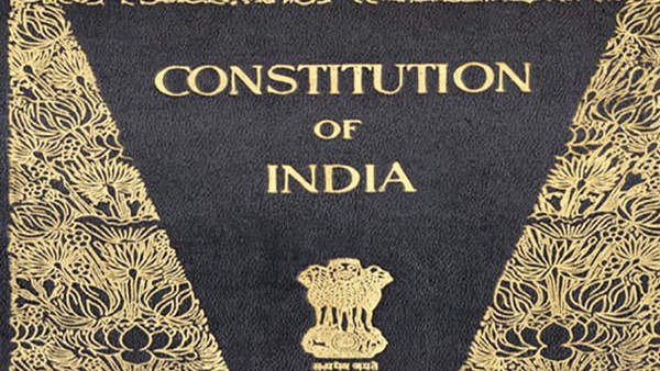 हाथ से इस शख्स ने लिखा संविधान 