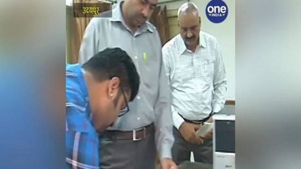 तीन लाख की ​घूस मांगी थी