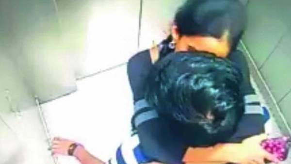 हैदराबाद में मेट्रो की लिफ्ट में किस