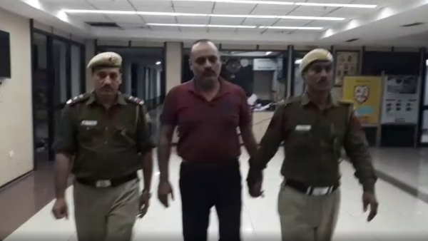 igi airport cisf arrested fake pilot of lufthansa airlines