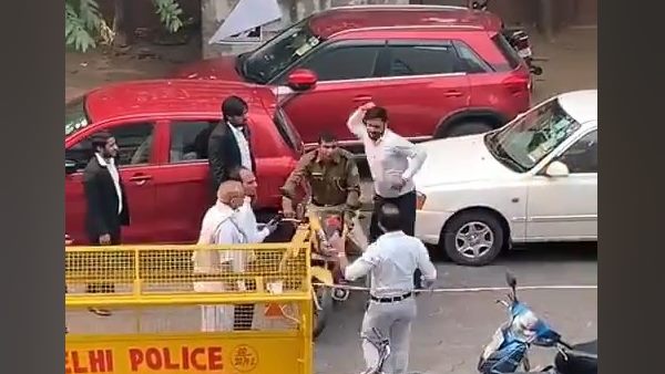 गुंडागर्दी पर उतरे वकील
