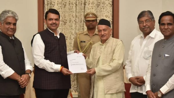 देवेंद्र फडणवीस ने सीएम पद से दिया इस्तीफा देवेंद्र फडणवीस ने सीएम पद से दिया इस्तीफा