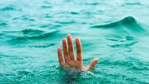 सेल्फी के चक्कर ने पलटी नाव सेल्फी के चक्कर ने पलटी नाव