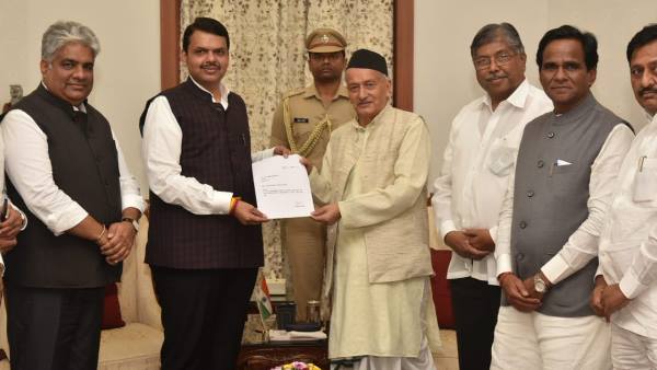 राज्यपाल को सौंपां इस्तीफा, अजित पवार ने भी दिया इस्तीफा