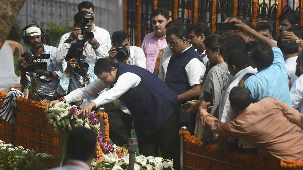 फडणवीस के सामने शिवसैनिकों ने लगाए नारे फडणवीस के सामने शिवसैनिकों ने लगाए नारे