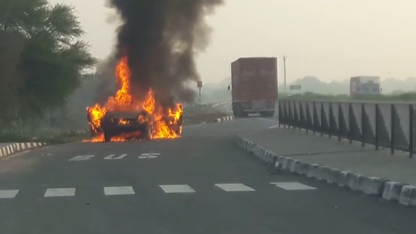 कार में कुछ जलने की बूं आने पर शक कार में कुछ जलने की बूं आने पर शक