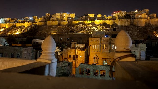 कैस आएं इस किले क देखने