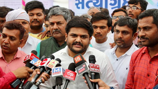 '10 हजार गांवों में किसानों की फसलें बर्बाद हो गई'