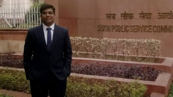 पिता तीसरी और मां सातवीं पास