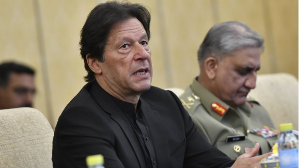 इमरान को अयोग्य ठहराने की मांग