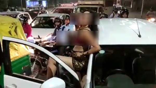 लोगों की तरफ किए भद्दे इशारे