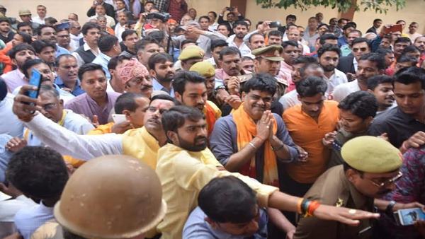 समर्थकों का हुजूम उमड़ा, दोषी पाए जाने पर चुप्पी छा गई