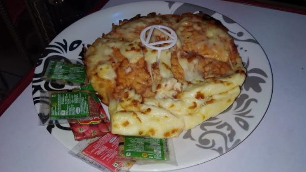 कभी पानी-पूरी तो कभी चोकलेट, बिस्किट.. कभी पानी-पूरी तो कभी चोकलेट, बिस्किट..