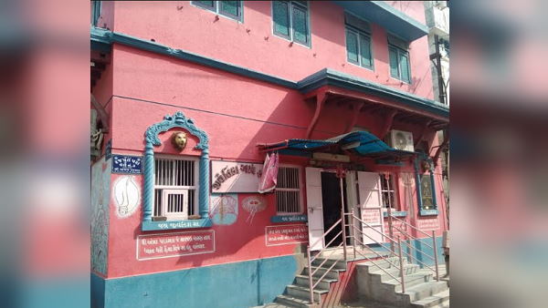 पार्सल के जरिए प्रसाद भिजवाते हैं भक्त पार्सल के जरिए प्रसाद भिजवाते हैं भक्त