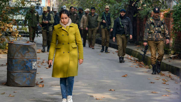 जेल में रखे गए नेताओं के पास कैसे पहुंचे मोबाइल ?