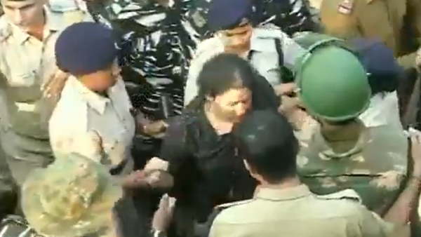 छात्रों ओर पुलिस में हुई भिड़ंत