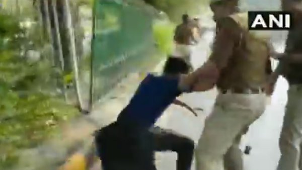 झड़प के बाद दिल्ली पुलिस ने किया था लाठीचार्ज