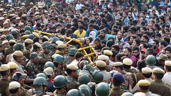 संसद में गूंजा JNU मामला, BSP-कांग्रेस ने की पुलिस कार्रवाई की जांच की मांग संसद में गूंजा JNU मामला, BSP-कांग्रेस ने की पुलिस कार्रवाई की जांच की मांग