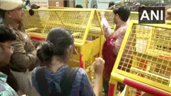 सेमेस्टर आगे बढ़ाए विश्वविद्यालय प्रशासन