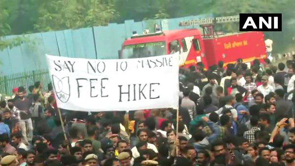 15 छात्र और 30 पुलिसकर्मी घायल