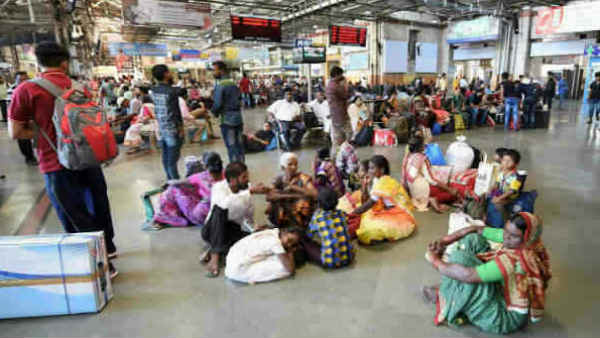 अचानक प्‍लेटफॉर्म पर हुआ ब्‍लास्‍ट