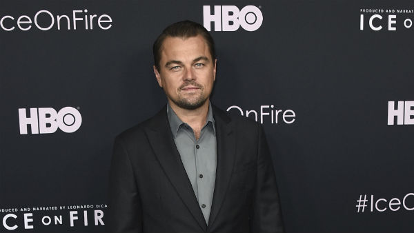 इंडिया गेट पर इकट्ठा लोग इंडिया गेट पर इकट्ठा लोग