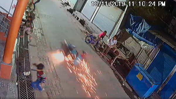 सड़क पर बच्चे खेल रहे थे बैडमिंटन सड़क पर बच्चे खेल रहे थे बैडमिंटन