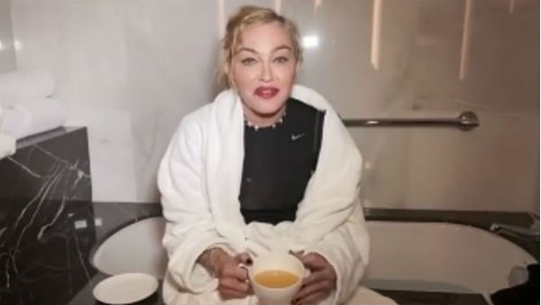 बाथ टब के बाद काफी मग के साथ मडोना 