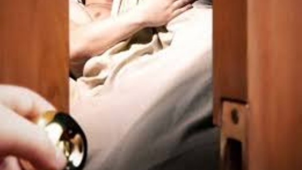 दूसरे पति को हुआ औरों से अवैध संबंध का शक दूसरे पति को हुआ औरों से अवैध संबंध का शक