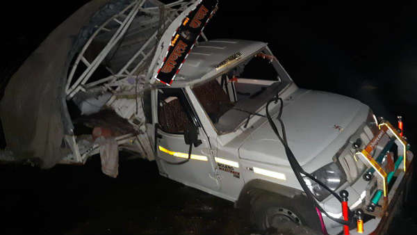 महाराष्ट्र में दर्दनाक हादसा, नदी में गिरी पिकअप वैन, 7 लोगों की मौत महाराष्ट्र में दर्दनाक हादसा, नदी में गिरी पिकअप वैन, 7 लोगों की मौत