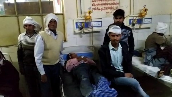 पुलिस को धक्का देकर भागे दबंग