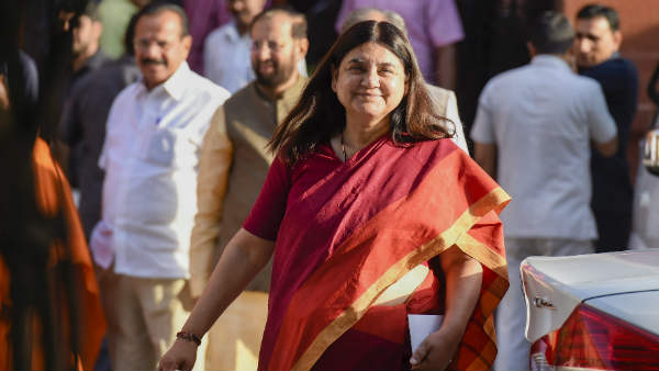 सोशल मीडिया पर मेनका की तारीफ 