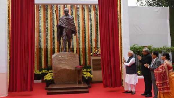 PM Narendra Modi unveiled a statue of Mahatma Gandhi at CAG India office PM Narendra Modi unveiled a statue of Mahatma Gandhi at CAG India office