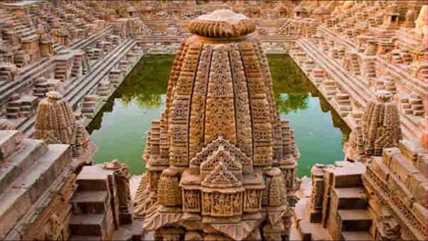 गुजरात के पाटन में स्थित प्रसिद्ध मोढेरा सूर्य मंदिर