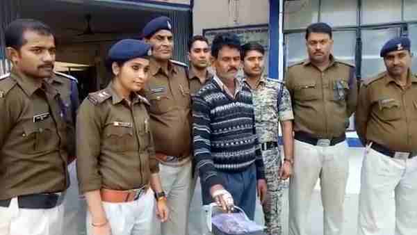 उत्तर प्रदेश और मध्य प्रदेश पुलिस को थी तलाश