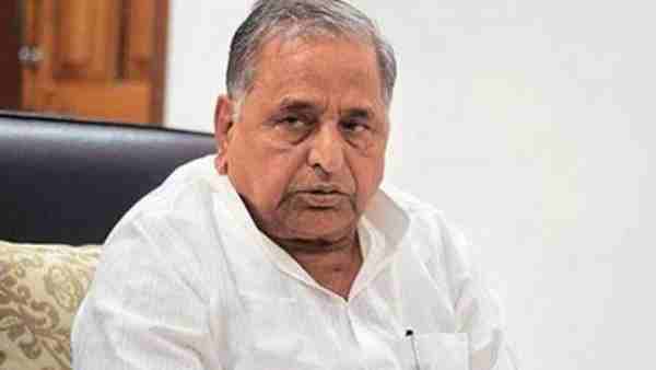 मुलायम सिंह का सिर पर हाथ