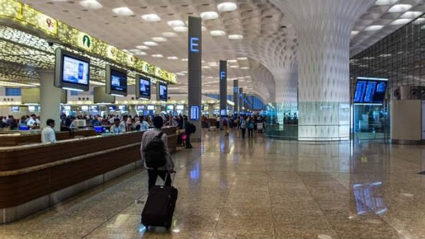 लैंडिंग के बाद मां ने नोटिस की बच्‍ची की हालत 