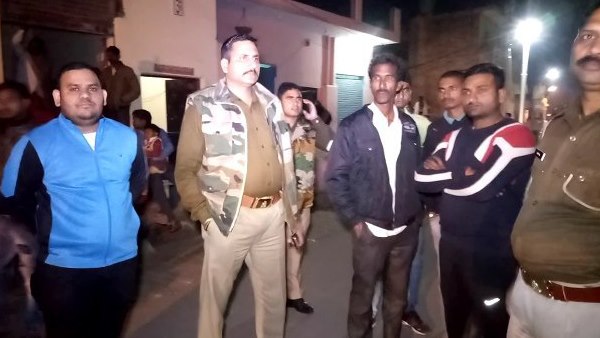 चाकू से पेट में किया वार चाकू से पेट में किया वार