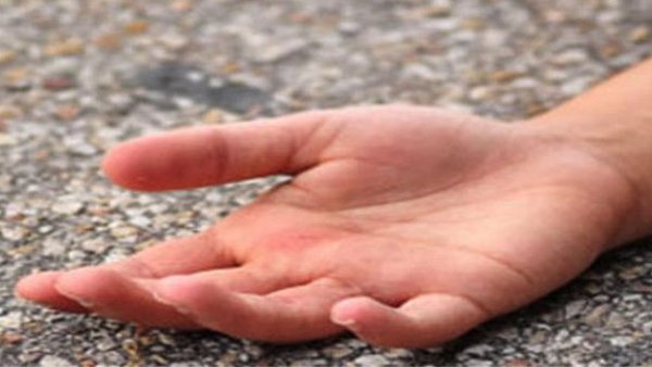 पत्नी के चरित्र पर शक करता था