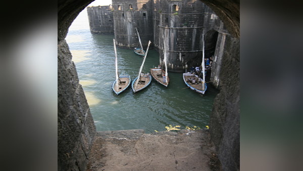 चारों ओर कुल 19 बुर्ज, सभी एक—दूजे से 90 फुट फीट दूर