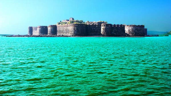 बस या अन्य साधन आसानी से मिल जाएंगे