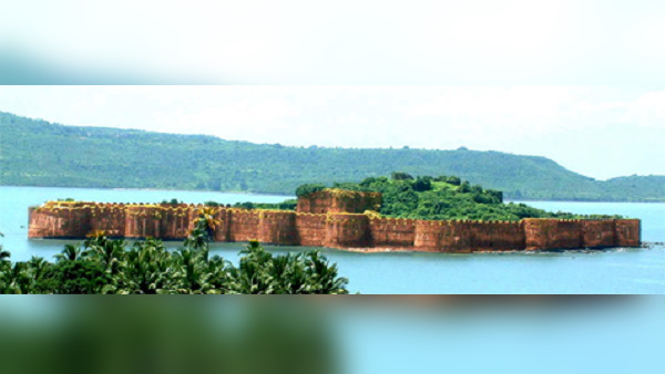 इस किले के निर्माण के लिए निज़ाम शाह से इजाजत ली गई