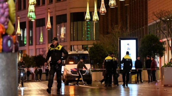 लंदन के बाद नीदरलैंड के हेग में हमलावर ने चाकू से कई लोगों पर किया हमला, तीन घायल लंदन के बाद नीदरलैंड के हेग में हमलावर ने चाकू से कई लोगों पर किया हमला, तीन घायल